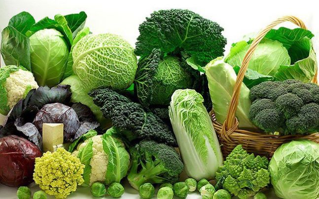 (Kết hợp rau xanh, hoa quả vào chế độ ăn hàng ngày sẽ giúp tăng cường sức khỏe xương khớp và hỗ trợ giảm đau một cách tự nhiên)