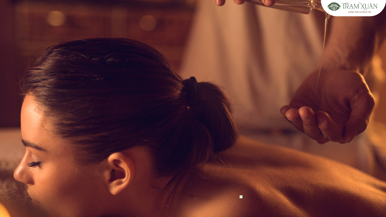 Massage vùng cổ vai gáy với dầu, các khớp xương và cơ bắp được thư giãn