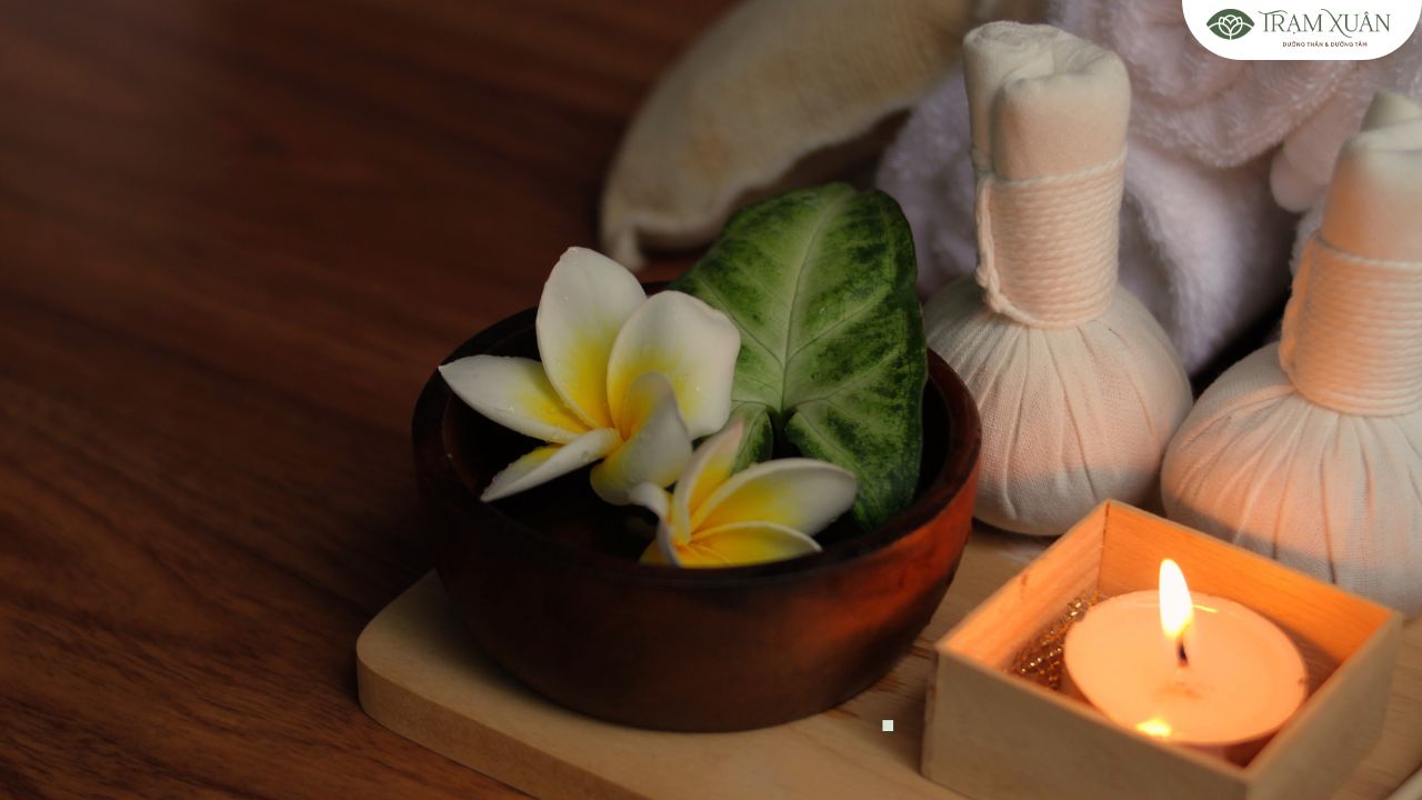 Không gian xoa bóp bấm huyệt yên tĩnh, ánh sáng nhẹ.