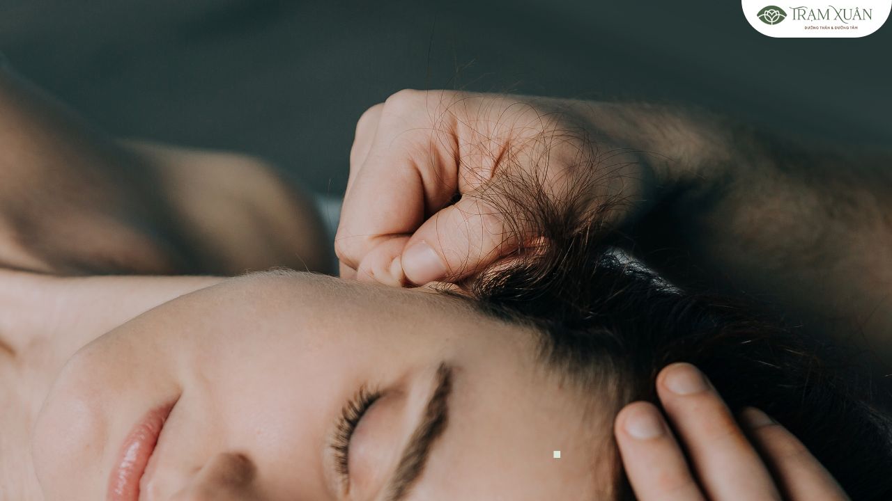 Bấm huyệt chữa đau cổ vai gáy do stress phần huyệt ở tai