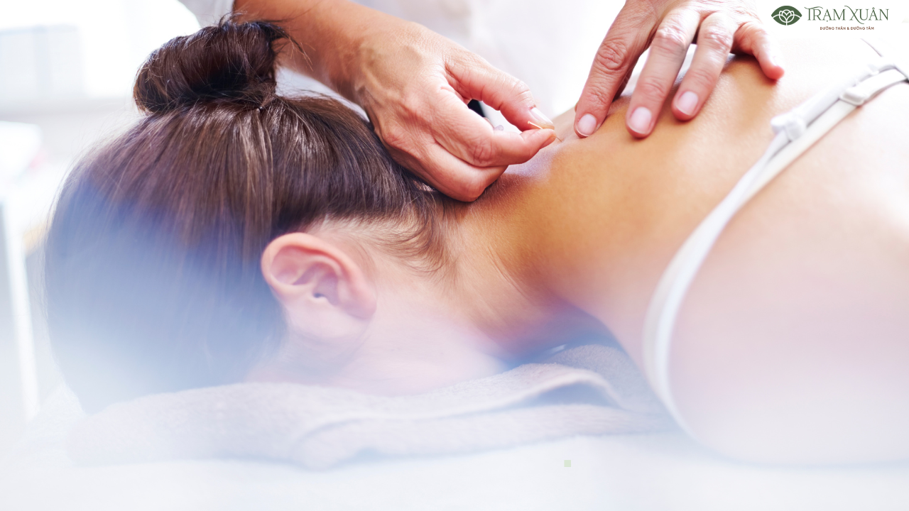 Massage bấm huyệt cổ vai gáy