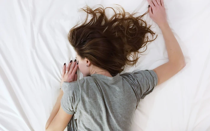 (Tư thế nằm sấp cũng là nguyên dân gây nên đau cổ vai gáy khi ngủ dậy)